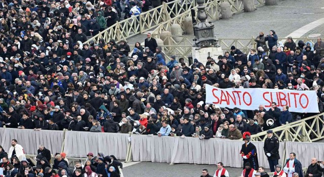 Eski Papa 16. Benedict, Vatikanda defnedildi