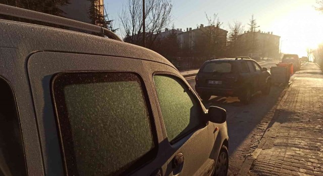 Eskişehirde soğuyan hava kırağıyı beraberinde getirdi