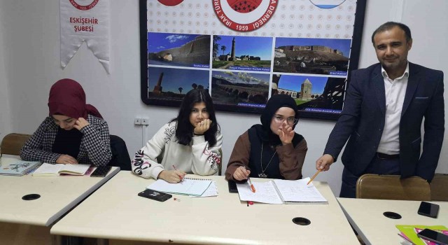 Eskişehirde yaşayan Iraklı Türk öğrencilere İngilizce kursu