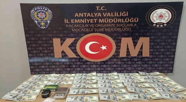 Esnafa sahte dolar veren yabancı uyruklu 4 şahıs yakalandı