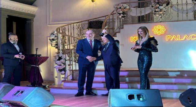 ESO Başkanı Kesikbaş, Özaydemire ödülünü takdim etti