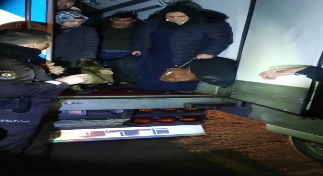 Et taşıyoruz dediler, kamyonun kasasından 23 kaçak göçmen çıktı