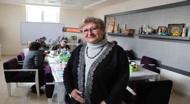 Ev hanımı, evinde hobi olarak başladığı geri dönüşüm sanatında usta öğretici oldu