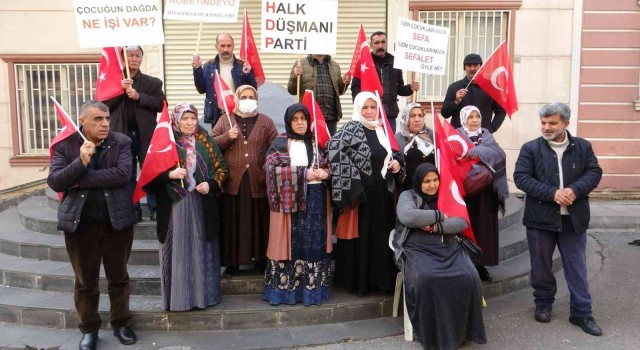 Evlat nöbetindeki baba: “Çocuklarımız HDP il binasından götürüldü”