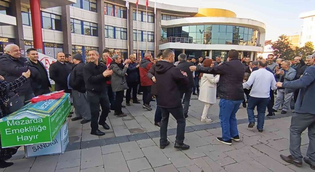 EYTliler yeni çıkacak kanunu göbek atarak kutladı, tabutu parçaladı