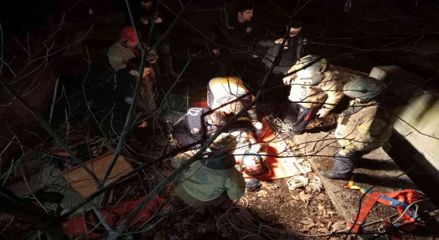 Eyüpsultanda kanalizasyon çukuruna düşen kişiyi itfaiye ekipleri kurtardı
