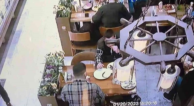 Eyüpsultandaki restoranda yiyip içip hesabı ödemeden kaçtılar