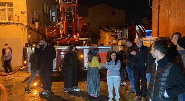 Fatihte 3 katlı bina alev alev yandı: 1 kişi üçüncü kattan atlayarak kurtuldu