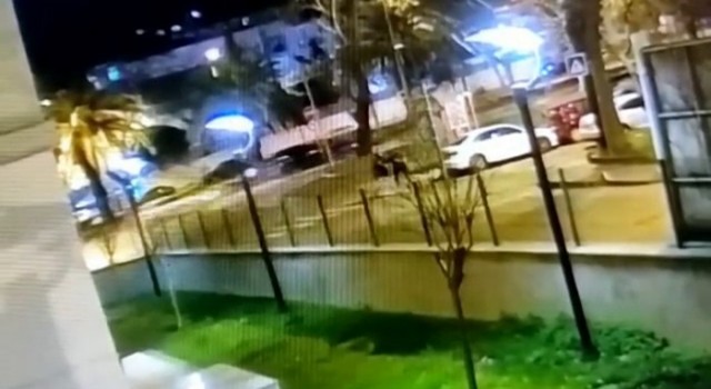 Fatihte dehşet anları kamerada: Yolda yürüyen şahıs bıçakla gasp edildi