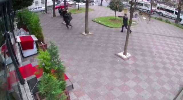 Fatihte genç kızı taciz eden şüpheliye vatandaşlar müdahale etti