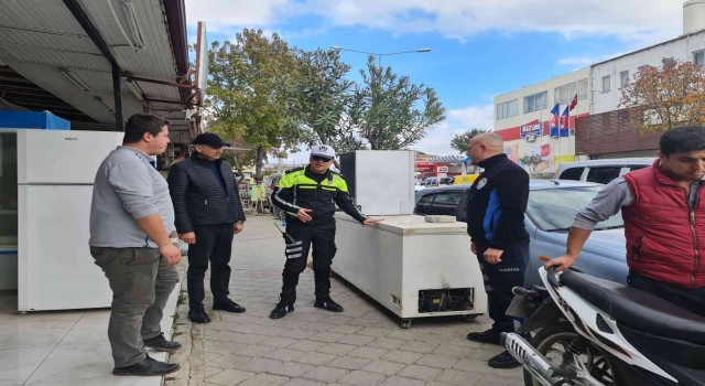 Fethiyede kaldırım ve yolları işgal eden esnaflar uyarıldı