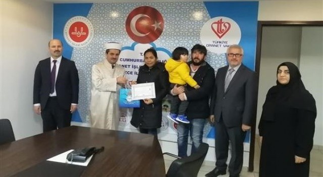 Filipinler vatandaşı Aleyna ismini alarak Müslüman oldu