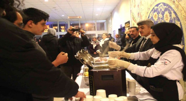 Final sınavlarına hazırlanan öğrencilere sıcak çorba ikramı