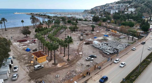 Finike Cumhuriyet Meydanı Projesi ilerliyor