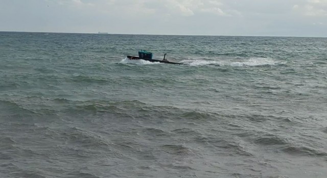 Fırtınada denize açılan teknenin dalgalarla mücadelesi kameraya yansıdı