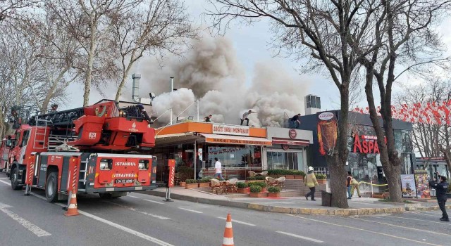 Floryada restoranın bacasındaki yangın yan restorana sıçradı