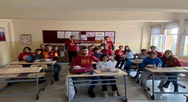 Galatasaray taraftarları köy çocuklarını sevindirdi