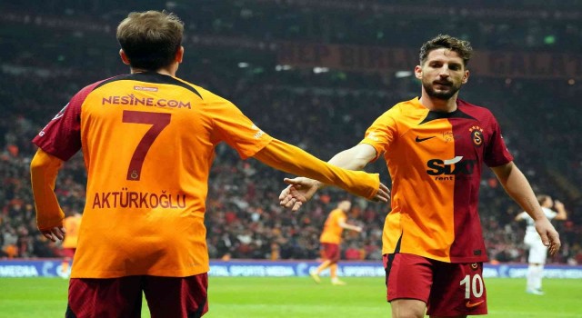 Galatasarayda sınırdaki futbolcular kart görmedi