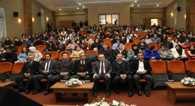 Gazeteci Oktay Ensari, ERÜlü öğrenciler ile tecrübelerini paylaştı