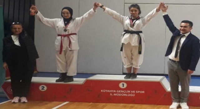 Gazi Emet Anadolu Lisesinden iki öğrenci Tekvando il birincisi