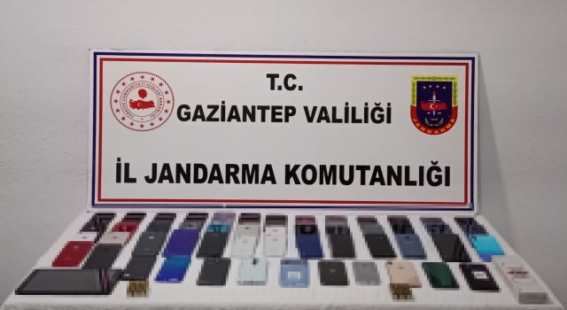Gaziantepte 194 adet kaçak cep telefonu ile 115 litre kaçak alkol ele geçirildi