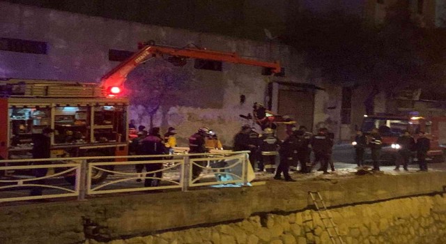 Gaziantepte otomobil dereye uçtu: 2 yaralı