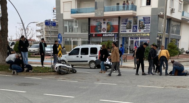 Gazipaşada 2 motosiklet çarpıştı: 1i ağır 4 yaralı