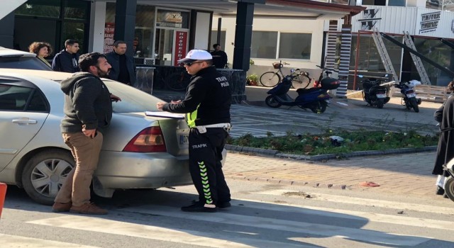 Gazipaşada motosikletle otomobil çarpıştı: 1 yaralı