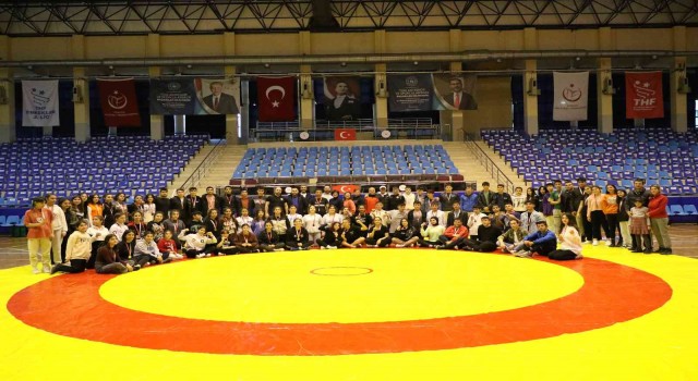 Genç güreşçiler Aydını temsil etmek için mindere çıktı