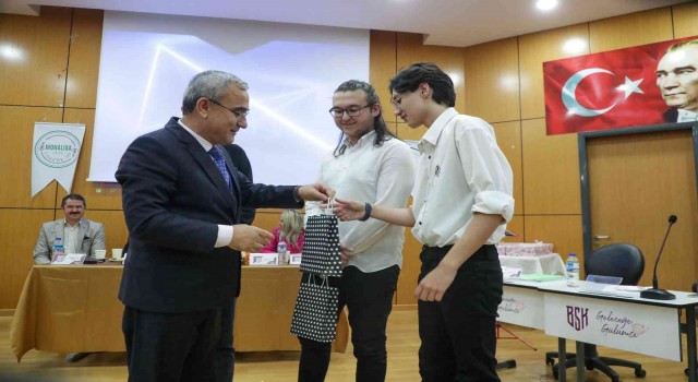 Gençlerin heyecanına ortak oldu