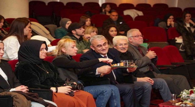 Gençlerin tasarımlarını inceledi