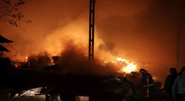 Geri dönüşüm fabrikasında korkutan yangın: 1 itfaiye eri yaralandı