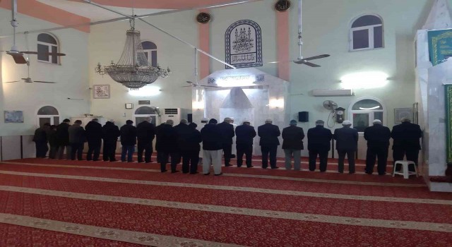 Germencikte vatandaşlar sabah namazında bir araya geliyor