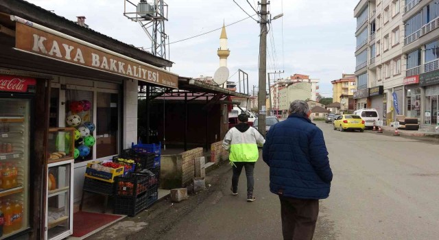 Giresunlu 67 yaşındaki Kenan Kaya mahalle bakkalcılığının son temsilcilerinden