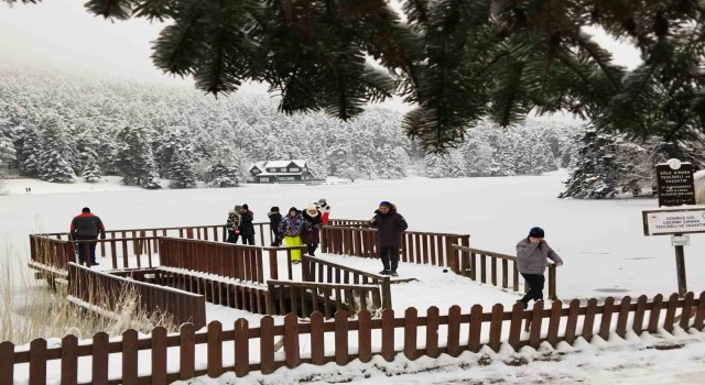 Gölcük Tabiat Parkında göl dondu, ortaya kartpostallık görüntüler çıktı