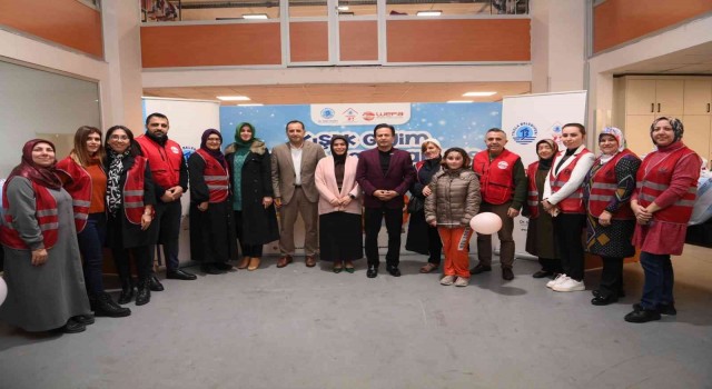 Gönül Elleri Çarşısından ihtiyaç sahibi çocuklara kışlık kıyafet yardımı