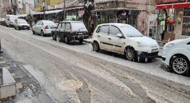 Gördese yılın ilk karı düştü