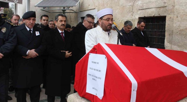 Görevdeyken kalp krizi geçirerek hayatını kaybeden polis son yolculuğuna uğurlandı
