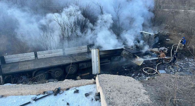 Gümüşhanede mermer yüklü tır şarampole yuvarlanarak alev aldı: 1 yaralı