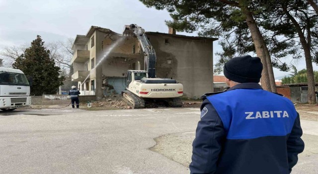 Gürsuda riskli metruk yapı yıkıldı