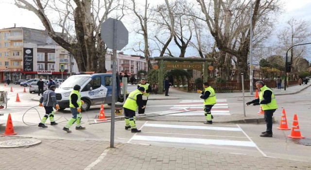Gürsuda yaya güvenliği için yol işaretleri yenileniyor