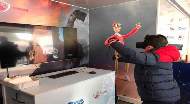 Güvenli İnternet Tırı Ankarada öğrencilerle buluştu
