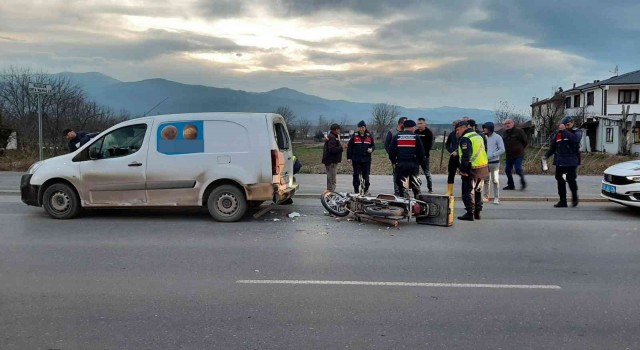 Hafif ticari araç ile çarpışan motosikletli kurye yaralandı