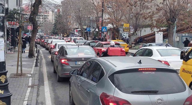 Hafta sonu alışveriş yoğunluğu şehir trafiğini felç etti