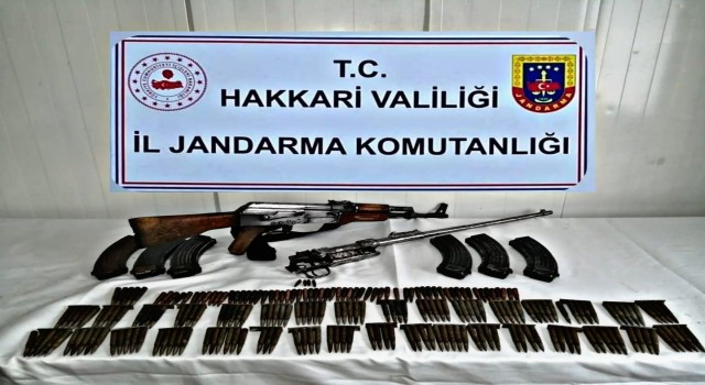 Hakkaride bir evde silah ve mühimmat ele geçirildi