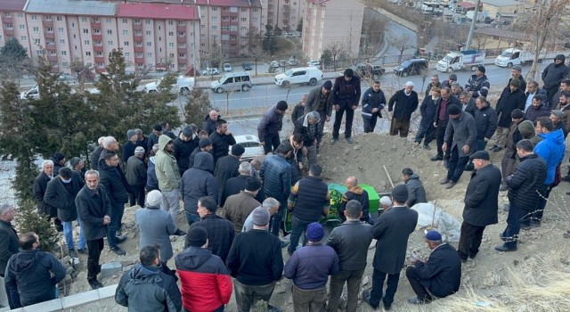Hakkaride boğazı kesilmiş halde bulunan kadın toprağa verildi