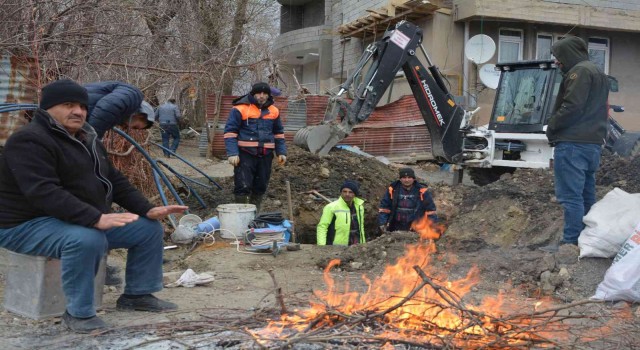 Hakkaride dondurucu soğukta su arızası mesaisi