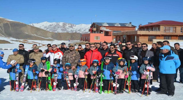 Hakkaride kayak sezonu açıldı