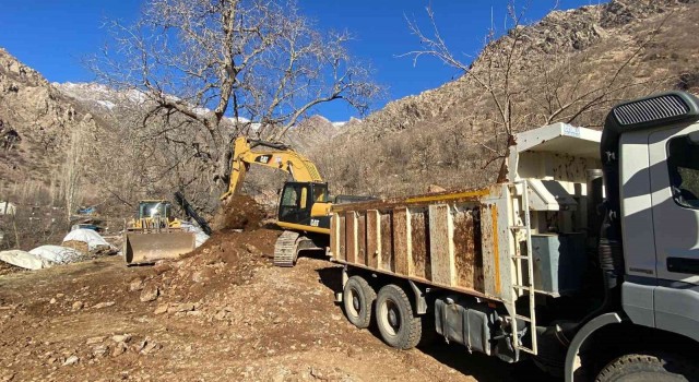Hakkaride yol onarım ve stabilize çalışması devam ediyor