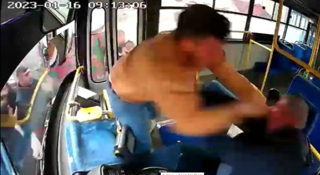Halk otobüsünde dehşet anları, defalarca yumrukladı